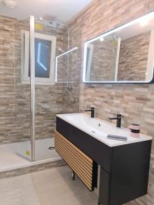 lavabo-moderne-salle-de-bains-artisan-plombier-orleans