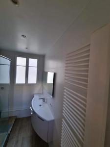 radiateur-lavabo-salle-de-bains-artisan-plombier-orleans